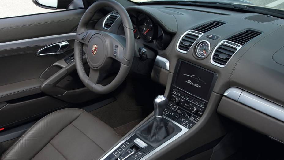 Interior possui revestimento em Alcantara, sistema stop/start e op&ccedil;&atilde;o pelo modo esportivo