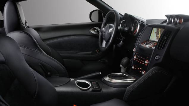 370Z possui motor V6 3.7, que desenvolve 332 cavalos de potência 370Z possui motor V6 3.7, que desenvolve 332 cavalos de potência