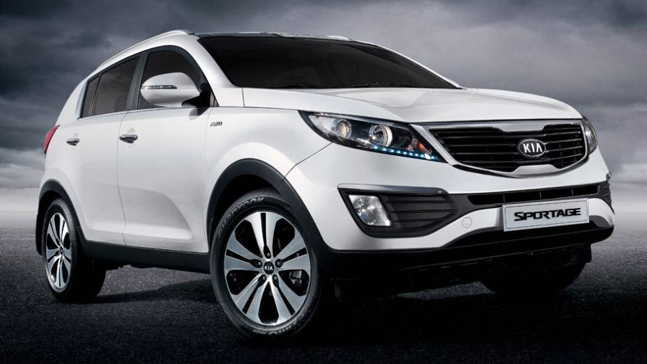 Agora flex, o Sportage também ganhou faróis com LEDs | <a href="https://preprod.quatrorodas.abril.com.br/carros/lancamentos/kia-sportage-flex-676497.shtml" rel="migration">Leia mais</a>