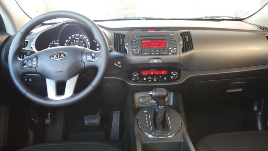 O interior tem linhas modernas, seguindo os traços arrojados do exterior | <a href="https://preprod.quatrorodas.abril.com.br/carros/lancamentos/kia-sportage-flex-676497.shtml" rel="migration">Leia mais</a>