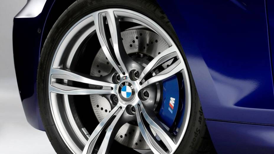 As belas rodas de 19 polegadas podem ser substitu&iacute;das por um conjunto aro 20 | <a href="https://preprod.quatrorodas.abril.com.br/saloes/genebra/2012/bmw-m6-678571.shtml" rel="migration">Leia mais</a>