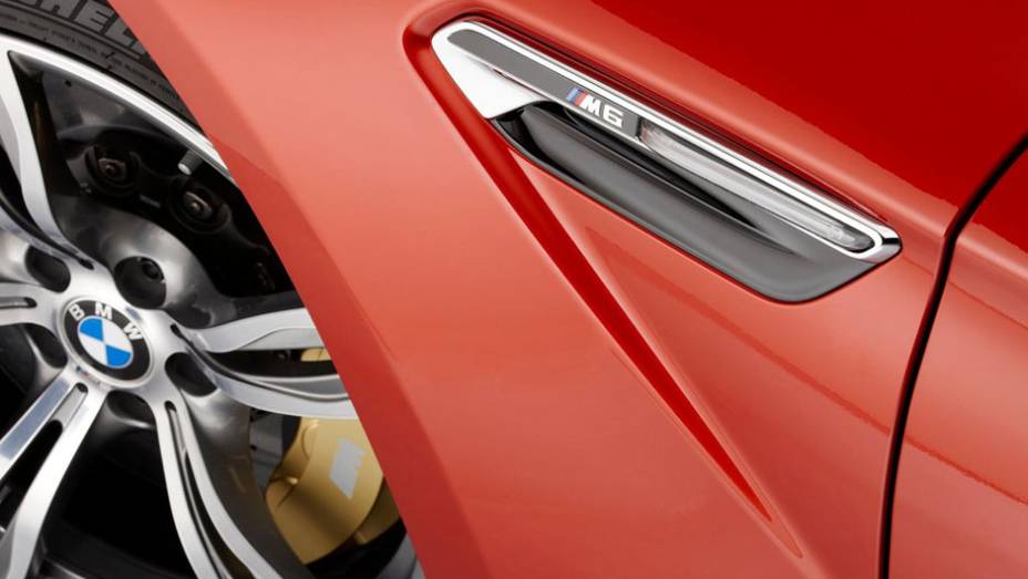 As tomadas de ar nas laterais s&atilde;o exclusivas do M6 | <a href="https://preprod.quatrorodas.abril.com.br/saloes/genebra/2012/bmw-m6-678571.shtml" rel="migration">Leia mais</a>