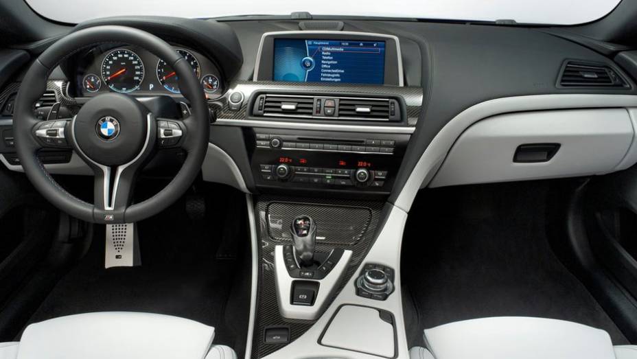 Comandos voltados para o motorista e muito requinte marcam a cabine do M6 | <a href="https://preprod.quatrorodas.abril.com.br/saloes/genebra/2012/bmw-m6-678571.shtml" rel="migration">Leia mais</a>