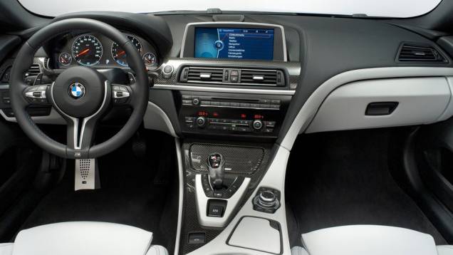 Comandos voltados para o motorista e muito requinte marcam a cabine do M6 | <a href="https://preprod.quatrorodas.abril.com.br/saloes/genebra/2012/bmw-m6-678571.shtml" rel="migration">Leia mais</a> Comandos voltados para o motorista e muito requinte marcam a cabine do M6 | <a href="https://preprod.quatrorodas.abril.com.br/saloes/genebra/2012/bmw-m6-678571.shtml" rel="migration">Leia mais</a>