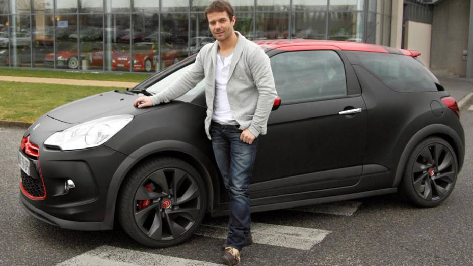 Este sujeito &eacute; Sebastien Loeb, que d&aacute; nome &agrave; nova s&eacute;rie especial do DS3 | <a href="https://preprod.quatrorodas.abril.com.br/saloes/genebra/2012/citroen-ds3-racing-sebastien-loeb-678492.shtml" rel="migration">Leia mais</a>