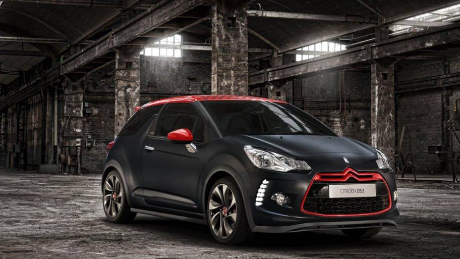 Al&eacute;m da carroceria preta, v&aacute;rios detalhes do DS3 s&atilde;o pintados de vermelho | <a href="https://preprod.quatrorodas.abril.com.br/saloes/genebra/2012/citroen-ds3-racing-sebastien-loeb-678492.shtml" rel="migration">Leia mais</a>