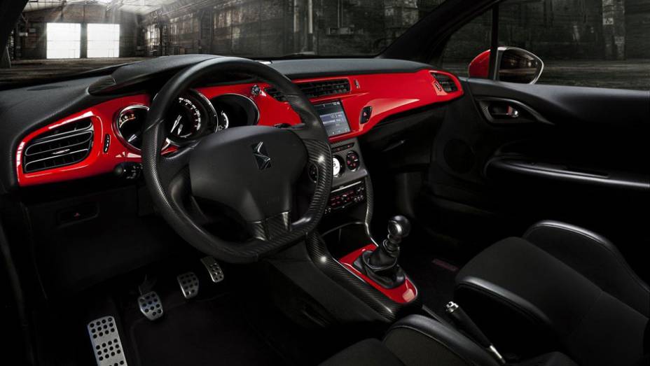 O interior tem apliques na cor vermelha que chamam bastante aten&ccedil;&atilde;o | <a href="https://preprod.quatrorodas.abril.com.br/saloes/genebra/2012/citroen-ds3-racing-sebastien-loeb-678492.shtml" rel="migration">Leia mais</a>