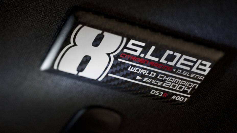 Plaquetas alusivas à série especial identificam o DS3 Sebastien Loeb | <a href="https://preprod.quatrorodas.abril.com.br/saloes/genebra/2012/citroen-ds3-racing-sebastien-loeb-678492.shtml" rel="migration">Leia mais</a>