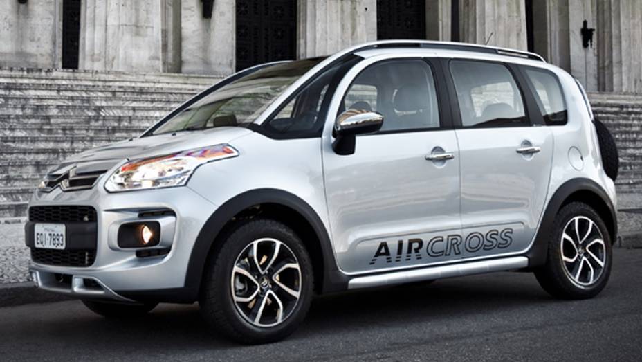 Na dianteira se destacam o capô elevado e a tomada de ar aberta | <a href="https://preprod.quatrorodas.abril.com.br/carros/lancamentos/citroen-aircross-591224.shtml" rel="migration">Leia mais</a>