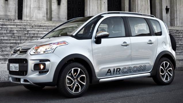 Na dianteira se destacam o capô elevado e a tomada de ar aberta | <a href="https://preprod.quatrorodas.abril.com.br/carros/lancamentos/citroen-aircross-591224.shtml" rel="migration">Leia mais</a> Na dianteira se destacam o capô elevado e a tomada de ar aberta | <a href="https://preprod.quatrorodas.abril.com.br/carros/lancamentos/citroen-aircross-591224.shtml" rel="migration">Leia mais</a>