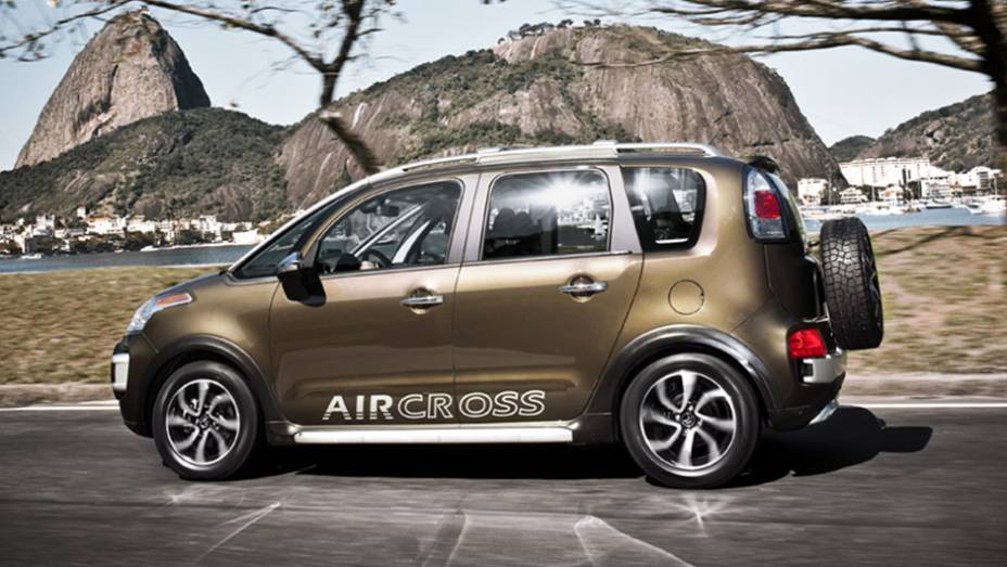 Na lateral, o estribo protetor e a inscrição AirCross caracteriza o visual off-road do modelo | <a href="https://preprod.quatrorodas.abril.com.br/carros/lancamentos/citroen-aircross-591224.shtml" rel="migration">Leia mais</a>