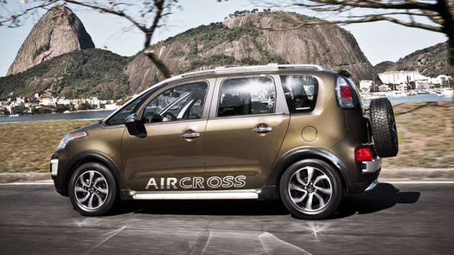 Na lateral, o estribo protetor e a inscrição AirCross caracteriza o visual off-road do modelo | <a href="https://preprod.quatrorodas.abril.com.br/carros/lancamentos/citroen-aircross-591224.shtml" rel="migration">Leia mais</a> Na lateral, o estribo protetor e a inscrição AirCross caracteriza o visual off-road do modelo | <a href="https://preprod.quatrorodas.abril.com.br/carros/lancamentos/citroen-aircross-591224.shtml" rel="migration">Leia mais</a>