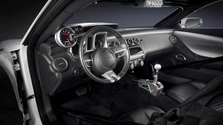 Note o nada discreto conta-giros com shift light (luz que indica o momento certo para trocar de marcha) à esquerda | <a href="https://preprod.quatrorodas.abril.com.br/noticias/fabricantes-conceito-chevrolet-sera-produzido-317761_p.shtml" rel="migration">Leia mais</a> Note o nada discreto conta-giros com shift light (luz que indica o momento certo para trocar de marcha) à esquerda | <a href="https://preprod.quatrorodas.abril.com.br/noticias/fabricantes-conceito-chevrolet-sera-produzido-317761_p.shtml" rel="migration">Leia mais</a>