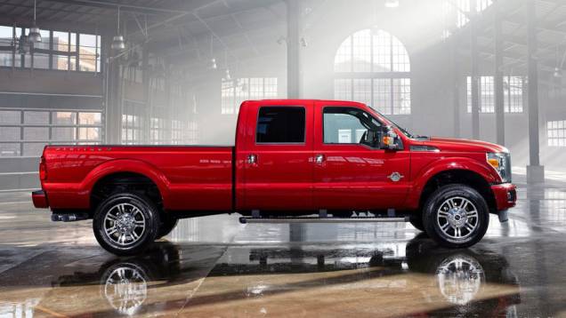 O porte avantajado faz o estilo dos americanos | <a href="https://preprod.quatrorodas.abril.com.br/noticias/fabricantes-ford-lanca-video-serie-f-super-duty-platinum-317778_p.shtml" rel="migration">Leia mais</a> O porte avantajado faz o estilo dos americanos | <a href="https://preprod.quatrorodas.abril.com.br/noticias/fabricantes-ford-lanca-video-serie-f-super-duty-platinum-317778_p.shtml" rel="migration">Leia mais</a>