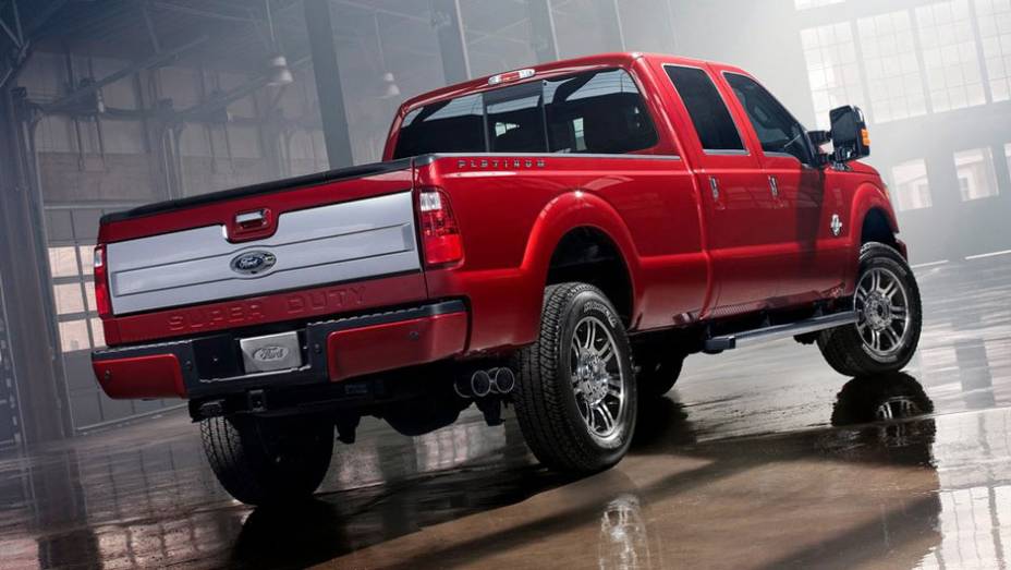 Apesar de ser uma picape, ela tem requintes de um sedã luxo, como GPS e sistema multimídia | <a href="https://preprod.quatrorodas.abril.com.br/noticias/fabricantes-ford-lanca-video-serie-f-super-duty-platinum-317778_p.shtml" rel="migration">Leia mais</a>