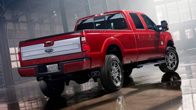 Apesar de ser uma picape, ela tem requintes de um sedã luxo, como GPS e sistema multimídia | <a href="https://preprod.quatrorodas.abril.com.br/noticias/fabricantes-ford-lanca-video-serie-f-super-duty-platinum-317778_p.shtml" rel="migration">Leia mais</a> Apesar de ser uma picape, ela tem requintes de um sedã luxo, como GPS e sistema multimídia | <a href="https://preprod.quatrorodas.abril.com.br/noticias/fabricantes-ford-lanca-video-serie-f-super-duty-platinum-317778_p.shtml" rel="migration">Leia mais</a>