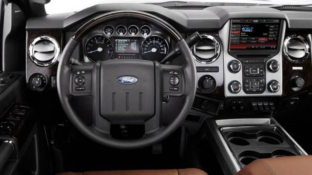 Bancos de couro e volante com aquecimento estão entre os itens de série | <a href="https://preprod.quatrorodas.abril.com.br/noticias/fabricantes-ford-lanca-video-serie-f-super-duty-platinum-317778_p.shtml" rel="migration">Leia mais</a> Bancos de couro e volante com aquecimento estão entre os itens de série | <a href="https://preprod.quatrorodas.abril.com.br/noticias/fabricantes-ford-lanca-video-serie-f-super-duty-platinum-317778_p.shtml" rel="migration">Leia mais</a>