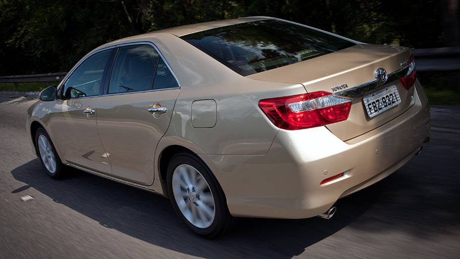 Novas lanternas estão integradas ao filete cromado | <a href="https://preprod.quatrorodas.abril.com.br/carros/lancamentos/toyota-camry-2013-679638.shtml" rel="migration">Leia mais</a> Novas lanternas estão integradas ao filete cromado | <a href="https://preprod.quatrorodas.abril.com.br/carros/lancamentos/toyota-camry-2013-679638.shtml" rel="migration">Leia mais</a>