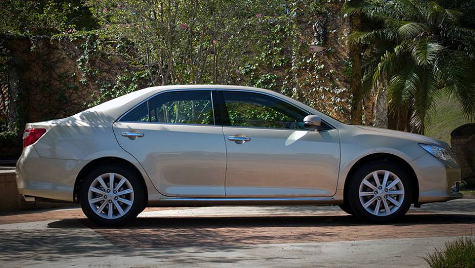 Linhas proeminentes nas portas e rodas aro 17 se destacam no modelo | <a href="https://preprod.quatrorodas.abril.com.br/carros/lancamentos/toyota-camry-2013-679638.shtml" rel="migration">Leia mais</a> Linhas proeminentes nas portas e rodas aro 17 se destacam no modelo | <a href="https://preprod.quatrorodas.abril.com.br/carros/lancamentos/toyota-camry-2013-679638.shtml" rel="migration">Leia mais</a>