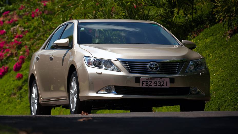 Capô possui superfície elevada | <a href="https://preprod.quatrorodas.abril.com.br/carros/lancamentos/toyota-camry-2013-679638.shtml" rel="migration">Leia mais</a> Capô possui superfície elevada | <a href="https://preprod.quatrorodas.abril.com.br/carros/lancamentos/toyota-camry-2013-679638.shtml" rel="migration">Leia mais</a>