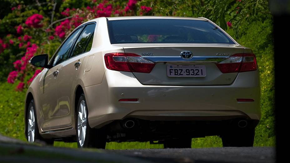 Sedã tem duas saídas de escape | <a href="https://preprod.quatrorodas.abril.com.br/carros/lancamentos/toyota-camry-2013-679638.shtml" rel="migration">Leia mais</a> Sedã tem duas saídas de escape | <a href="https://preprod.quatrorodas.abril.com.br/carros/lancamentos/toyota-camry-2013-679638.shtml" rel="migration">Leia mais</a>