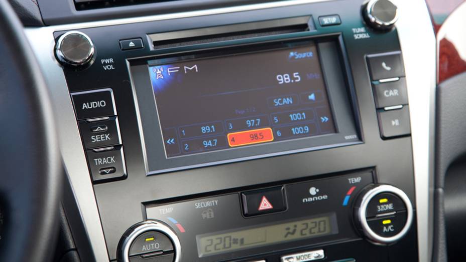 Ar-condicionado digital e tela sensível ao toque são itens de série no sedã | <a href="https://preprod.quatrorodas.abril.com.br/carros/lancamentos/toyota-camry-2013-679638.shtml" rel="migration">Leia mais</a> Ar-condicionado digital e tela sensível ao toque são itens de série no sedã | <a href="https://preprod.quatrorodas.abril.com.br/carros/lancamentos/toyota-camry-2013-679638.shtml" rel="migration">Leia mais</a>