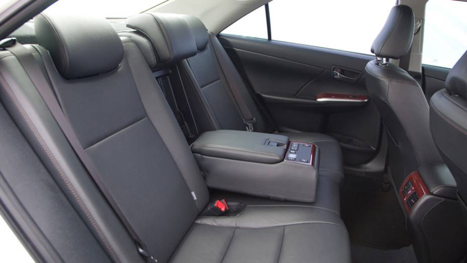 Camry também oferece conforto aos ocupantes traseiros | <a href="https://preprod.quatrorodas.abril.com.br/carros/lancamentos/toyota-camry-2013-679638.shtml" rel="migration">Leia mais</a> Camry também oferece conforto aos ocupantes traseiros | <a href="https://preprod.quatrorodas.abril.com.br/carros/lancamentos/toyota-camry-2013-679638.shtml" rel="migration">Leia mais</a>