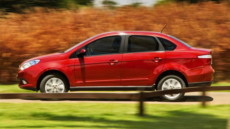 O Grand Siena faz jus ao nome: ele é 14 centímetros maior que o antigo sedã | <a href="https://preprod.quatrorodas.abril.com.br/carros/lancamentos/fiat-grand-siena-680146.shtml" rel="migration">Leia mais</a>