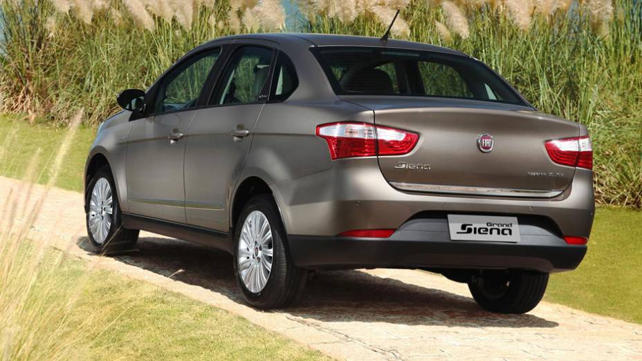 Na versão Essence, os detalhes externos têm acabamento cromado | <a href="https://preprod.quatrorodas.abril.com.br/carros/lancamentos/fiat-grand-siena-680146.shtml" rel="migration">Leia mais</a>