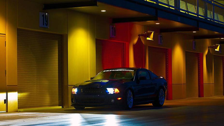 Modelo gera 950 cavalos de pot&ecirc;ncia na vers&atilde;o de rua | <a href="https://preprod.quatrorodas.abril.com.br/saloes/nova-york/2012/ford-shelby-1000-680842.shtml" rel="migration">Leia mais</a>