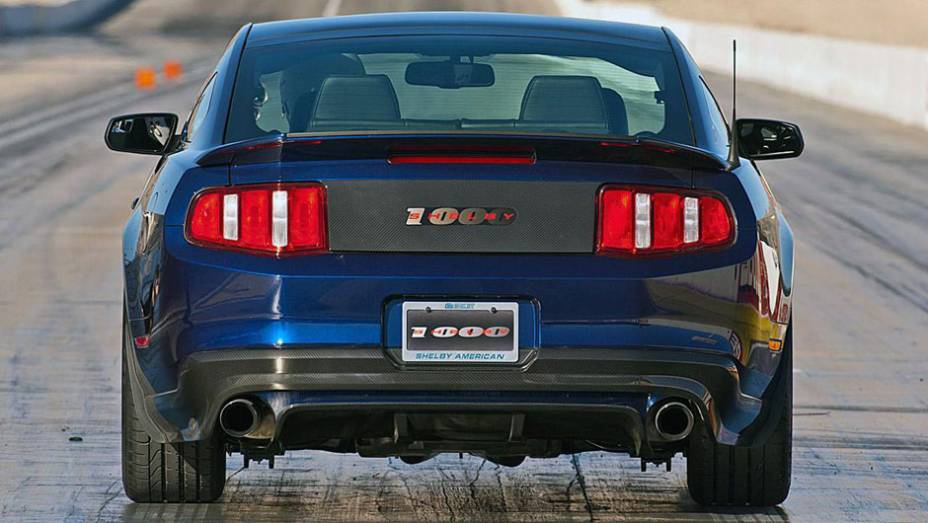 Modelo comemora os 50 anos de lan&ccedil;amento do Shelby Cobra | <a href="https://preprod.quatrorodas.abril.com.br/saloes/nova-york/2012/ford-shelby-1000-680842.shtml" rel="migration">Leia mais</a>