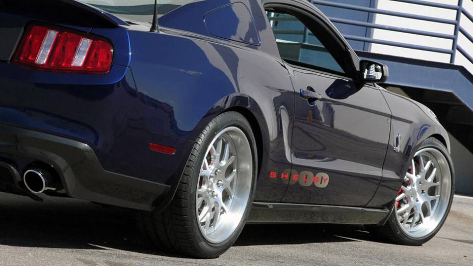 Equipado com motor Ford 5.4 V8, o modelo ganhou tamb&eacute;m melhorias aerodin&acirc;micas | <a href="https://preprod.quatrorodas.abril.com.br/saloes/nova-york/2012/ford-shelby-1000-680842.shtml" rel="migration">Leia mais</a>