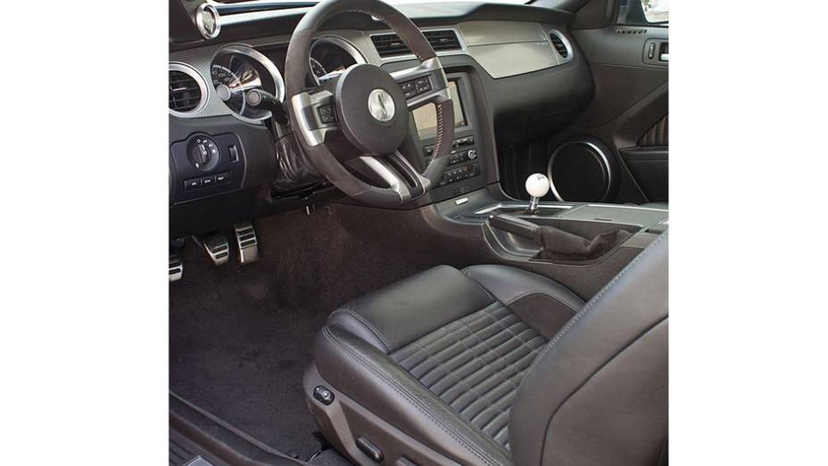 Difusor traseiro e novo cap&ocirc; s&atilde;o os destaques | <a href="https://preprod.quatrorodas.abril.com.br/saloes/nova-york/2012/ford-shelby-1000-680842.shtml" rel="migration">Leia mais</a>