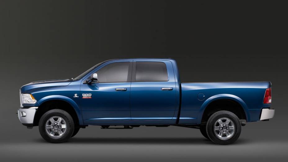 Não é qualquer garagem que comporta uma Ram: ela tem quase seis metros de comprimento | <a href="https://preprod.quatrorodas.abril.com.br/salao-do-automovel/2012/carros/2500-laramie-704034.shtml" rel="migration">Leia mais</a>