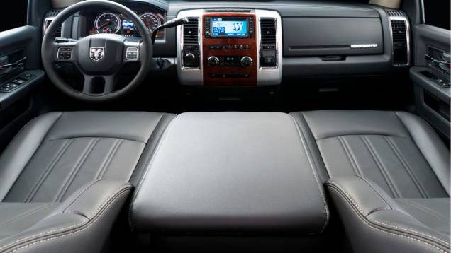 A picape será vendida apenas na versão Laramie, que vem recheada com itens como ar-condicionado digital, bancos de couro, seis airbags e freios ABS | <a href="https://preprod.quatrorodas.abril.com.br/salao-do-automovel/2012/carros/2500-laramie-704034.shtml" rel="migration">Leia mai</a> A picape será vendida apenas na versão Laramie, que vem recheada com itens como ar-condicionado digital, bancos de couro, seis airbags e freios ABS | <a href="https://preprod.quatrorodas.abril.com.br/salao-do-automovel/2012/carros/2500-laramie-704034.shtml" rel="migration">Leia mai</a>