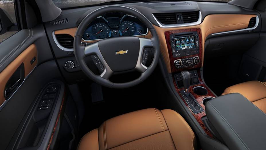 Por dentro, as novidades estão no acabamento com plástico mais agradável ao toque. | <a href="https://preprod.quatrorodas.abril.com.br/saloes/nova-york/2012/chevrolet-traverse-680860.shtml" rel="migration">Leia mais</a>