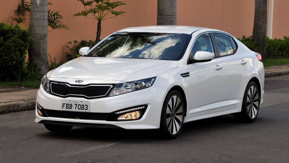 Opção de entrada custa R$ 96.900 | <a href="https://preprod.quatrorodas.abril.com.br/carros/lancamentos/kia-optima-681089.shtml" rel="migration">Leia mais</a>