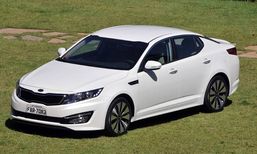 Vers&atilde;o topo de linha, com tem teto-solar panor&acirc;mico, far&oacute;is de xen&ocirc;nio e sistema de partida sem chave, sai por R$ 106.900 | <a href="https://preprod.quatrorodas.abril.com.br/carros/lancamentos/kia-optima-681089.shtml" rel="migration">Leia mais</a>