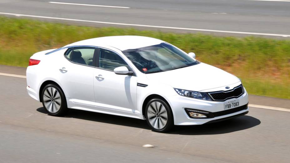 Modelo apela para o tom esportivo | <a href="https://preprod.quatrorodas.abril.com.br/carros/lancamentos/kia-optima-681089.shtml" rel="migration">Leia mais</a>