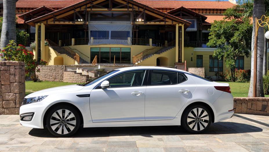 Optima rivaliza com Mercedes Bennz C180 e BMW S&eacute;rie 3 | <a href="https://preprod.quatrorodas.abril.com.br/carros/lancamentos/kia-optima-681089.shtml" rel="migration">Leia mais</a>