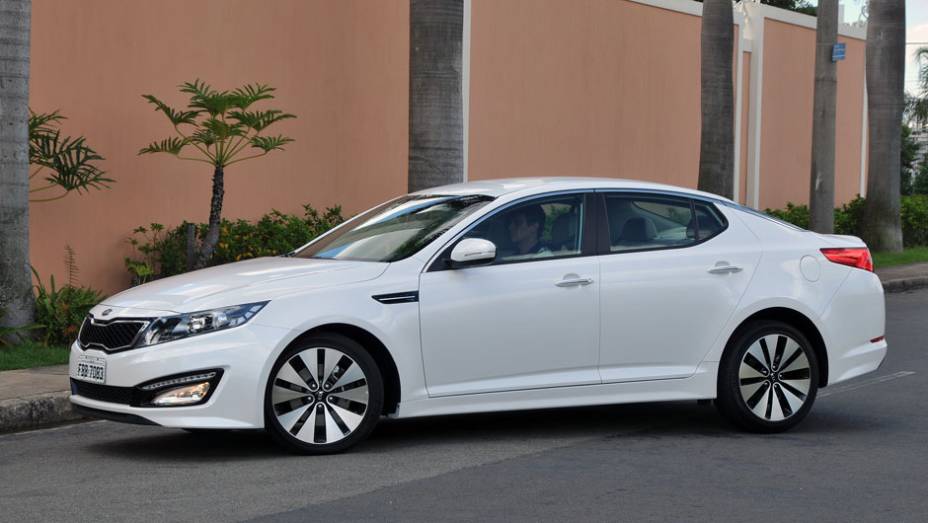 Ford Fusion e o Hyundai Sonata tamb&eacute;m s&atilde;o concorrentes | <a href="https://preprod.quatrorodas.abril.com.br/carros/lancamentos/kia-optima-681089.shtml" rel="migration">Leia mais</a>