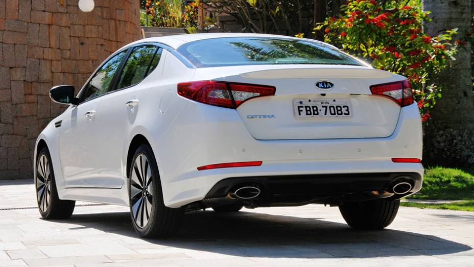 Ar-condicionado digital dual-zone, dire&ccedil;&atilde;o el&eacute;trica, seis airbags, freios ABS com EBD e BAS equipam o modelo | <a href="https://preprod.quatrorodas.abril.com.br/carros/lancamentos/kia-optima-681089.shtml" rel="migration">Leia mais</a>