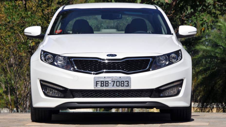 Motor &eacute; Theta II 2.4 16V de quatro cilindros em linha CVV | <a href="https://preprod.quatrorodas.abril.com.br/carros/lancamentos/kia-optima-681089.shtml" rel="migration">Leia mais</a>