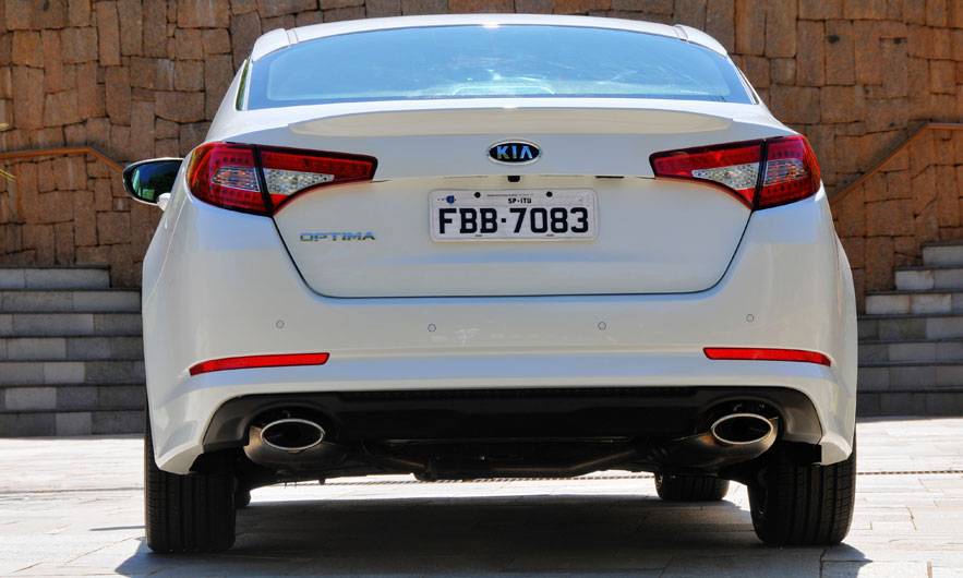 Modelo desenvolve 180 cavalos de pot&ecirc;ncia | <a href="https://preprod.quatrorodas.abril.com.br/carros/lancamentos/kia-optima-681089.shtml" rel="migration">Leia mais</a>