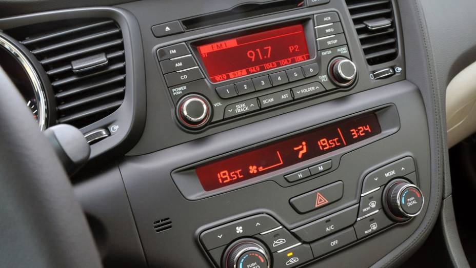Transmiss&atilde;o &eacute; de seis velocidades sequencial, com paddle-shift | <a href="https://preprod.quatrorodas.abril.com.br/carros/lancamentos/kia-optima-681089.shtml" rel="migration">Leia mais</a>