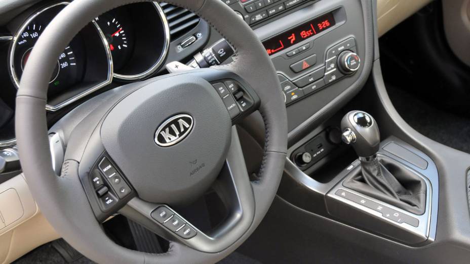 Interior ganhou uma lista vasta de equipamentos | <a href="https://preprod.quatrorodas.abril.com.br/carros/lancamentos/kia-optima-681089.shtml" rel="migration">Leia mais</a>