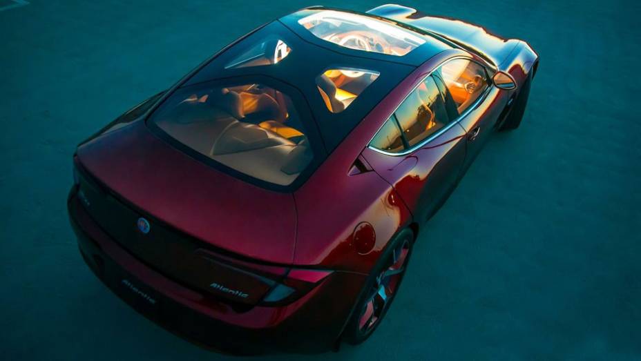 Teto solar amplo oferece conforto e visibilidade extrema aos ocupantes | <a href="https://preprod.quatrorodas.abril.com.br/saloes/nova-york/2012/fisker-atlantic-681184.shtml" rel="migration">Leia mais</a>