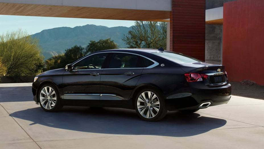 Traseira tem uma queda suave em direção às belas lanternas | <a href="https://preprod.quatrorodas.abril.com.br/saloes/nova-york/2012/chevrolet-impala-681135.shtml" rel="migration">Leia mais</a>