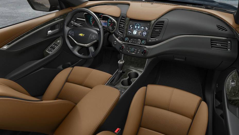 Revestimentos de luxo permeiam o interior do modelo | <a href="https://preprod.quatrorodas.abril.com.br/saloes/nova-york/2012/chevrolet-impala-681135.shtml" rel="migration">Leia mais</a>