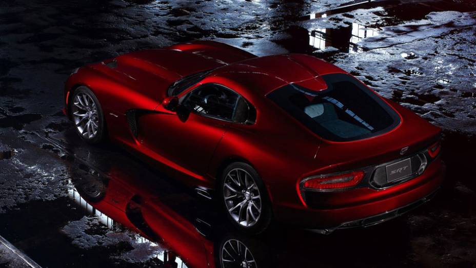 Lanternas traseiras remetem à Maserati GranTurismo| <a href="https://preprod.quatrorodas.abril.com.br/saloes/nova-york/2012/srt-viper-681186.shtml" rel="migration">Leia mais</a>